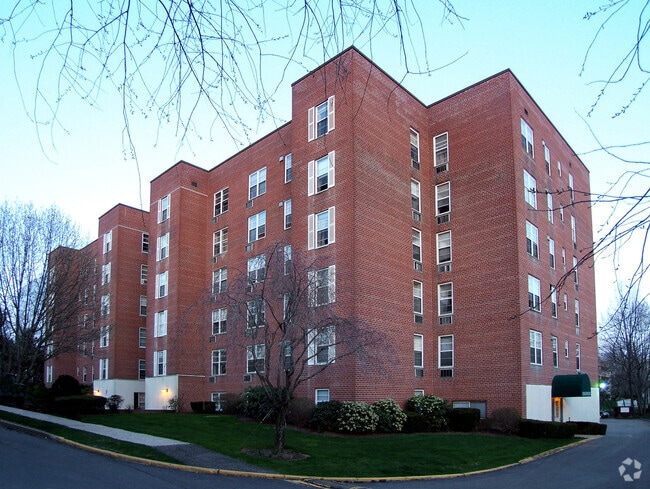 Building Photo - Edgewater Condominium
