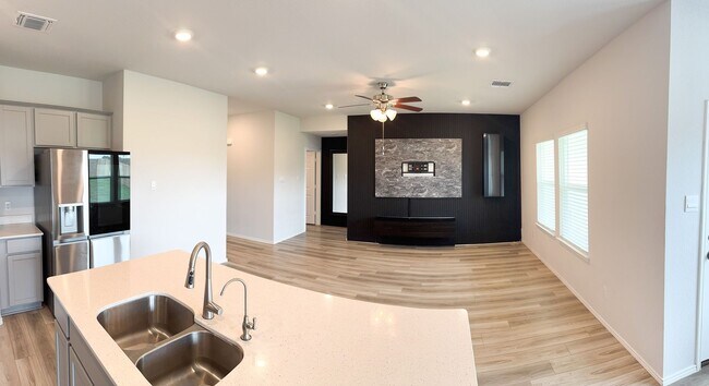 Building Photo - Gorgeous! 3 bed, 2 bath, 2 car garage home located just minutes from Ft. Hood, Shopping, Airport ...