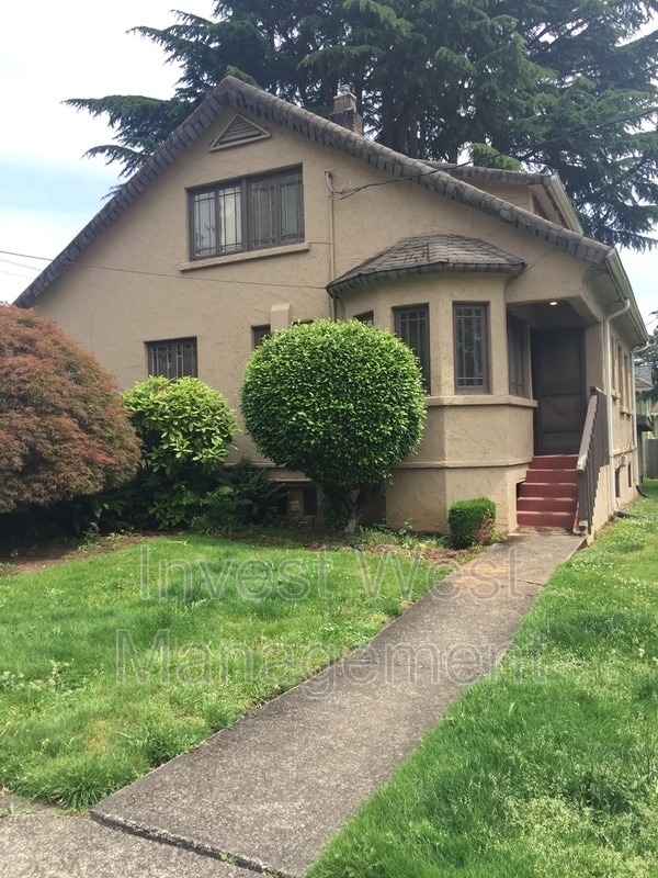 Primary Photo - 431 NE Garfield St