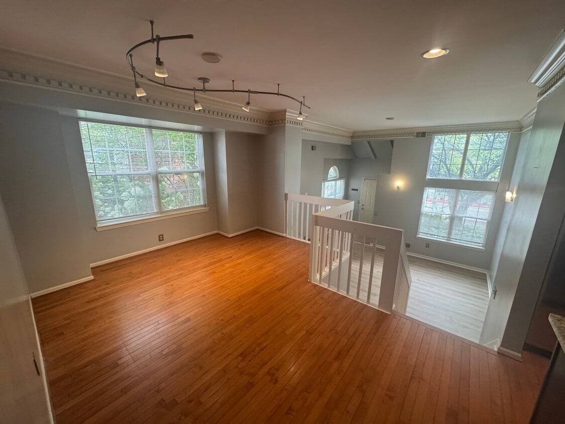 Primary Photo - 1326 Main S St
