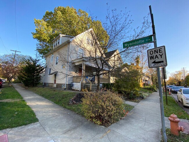Foto del edificio - 2300 Indianola Ave