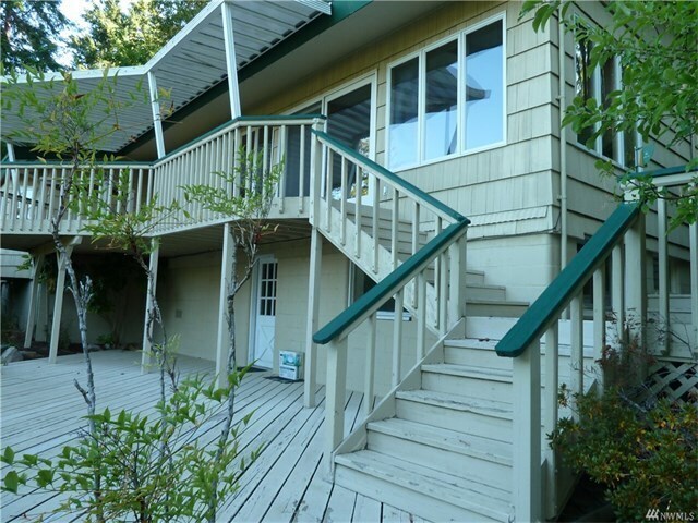 Foto del edificio - Large Shop Perfect for a home based business, plus 136 feet of waterfront.