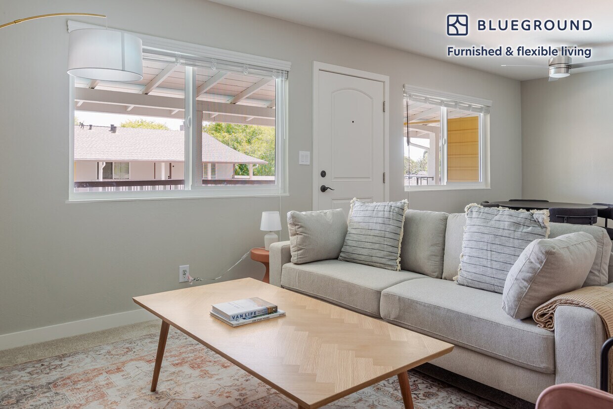 Foto principal - 910 Rockefeller Dr