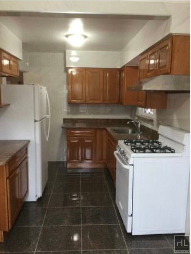 Building Photo - 68 STREET 2 Br 1 Ba