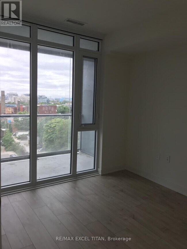 Building Photo - 27 Bathurst St