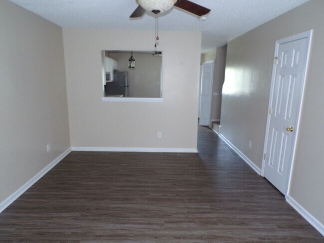 Building Photo - Two bedroom Townhouse located in Marsh Oaks!