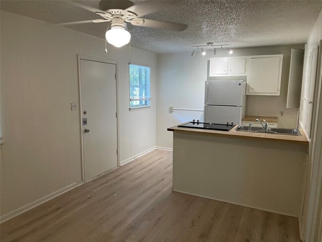 Building Photo - 2711 Hemphill Park
