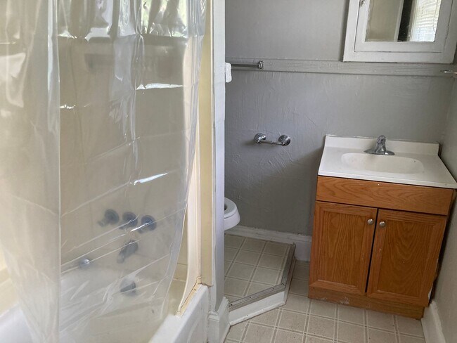 Foto del edificio - 1Bedroom/ 1 Bath Apartment on Fourth St. M...