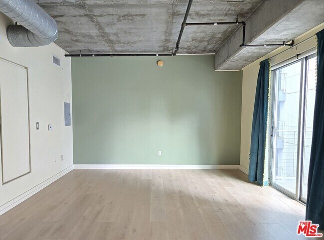 Foto del edificio - 645 W 9th St