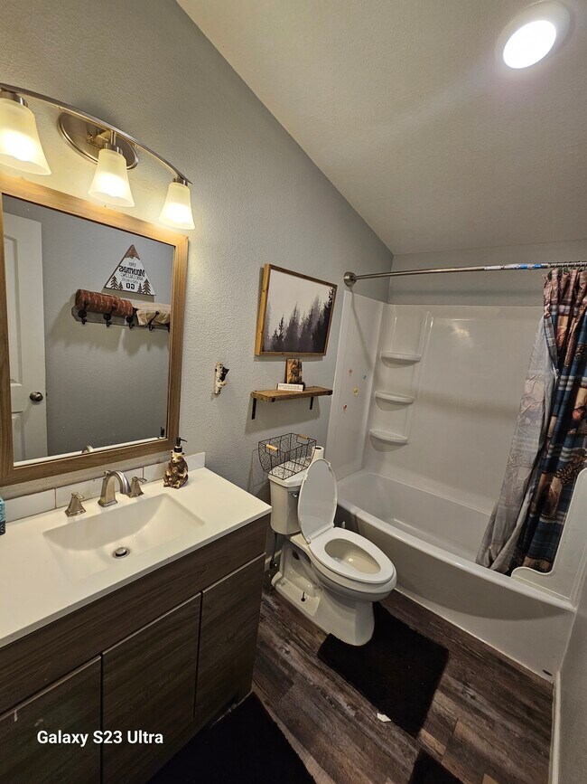 Foto del edificio - 47 Monarch Dr