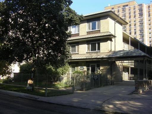 Building Photo - 528 W Wellington Ave