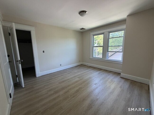 Foto del edificio - 887 Howe Ave