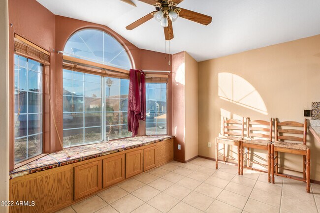 Building Photo - 525 N Val Vista Dr