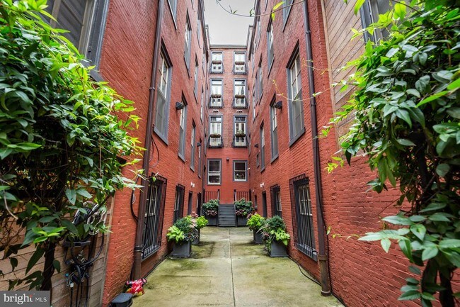 Building Photo - 2047 Walnut St