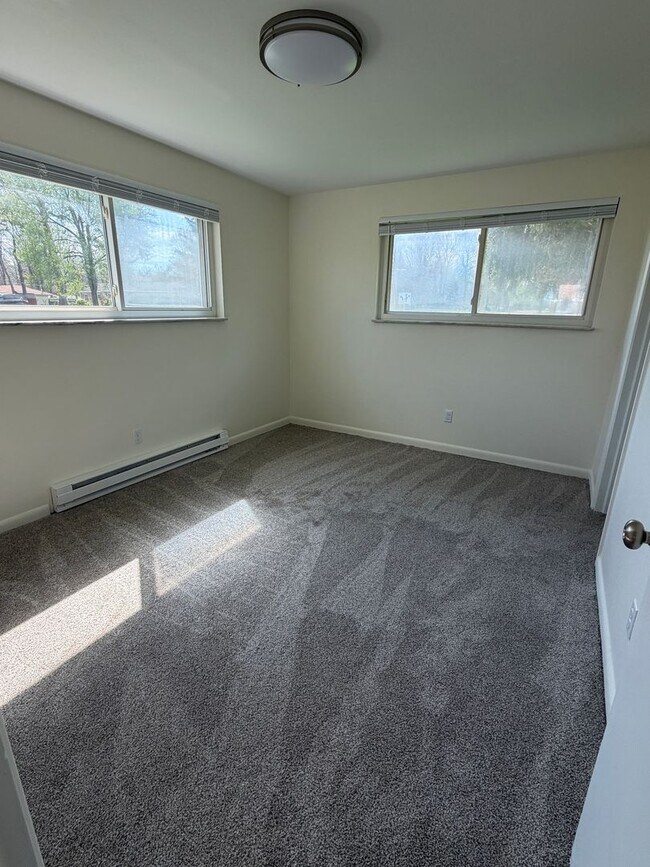 Foto del edificio - Riverside 2 bedroom/ 1.5 bath Newly Renovated