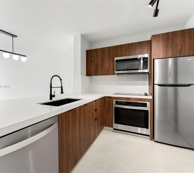 Building Photo - 5601 Collins Ave