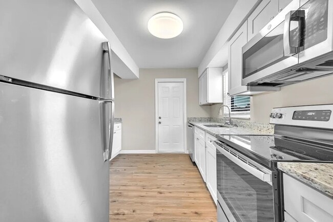 Building Photo - 6913 Voltaire Dr