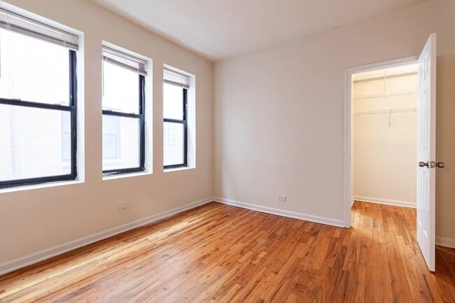 Building Photo - 917 W Dakin St