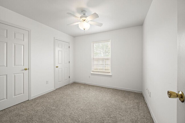 Foto del edificio - Charming Bentonville Home with Spacious Layout & Great Location