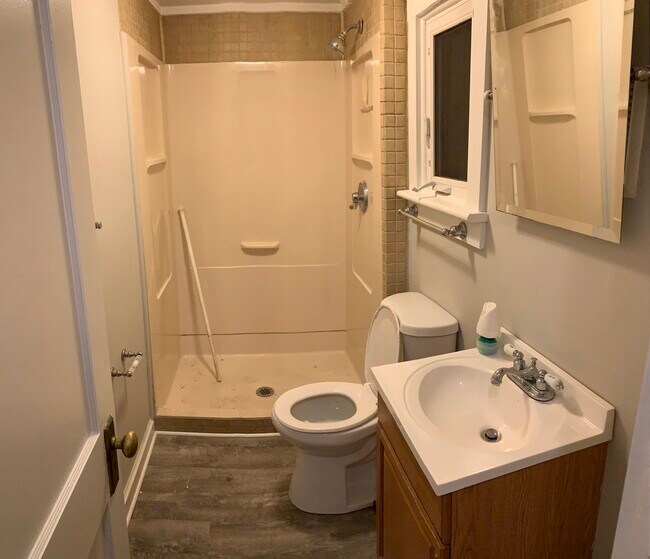 Foto del edificio - 796 Thompsonville Rd