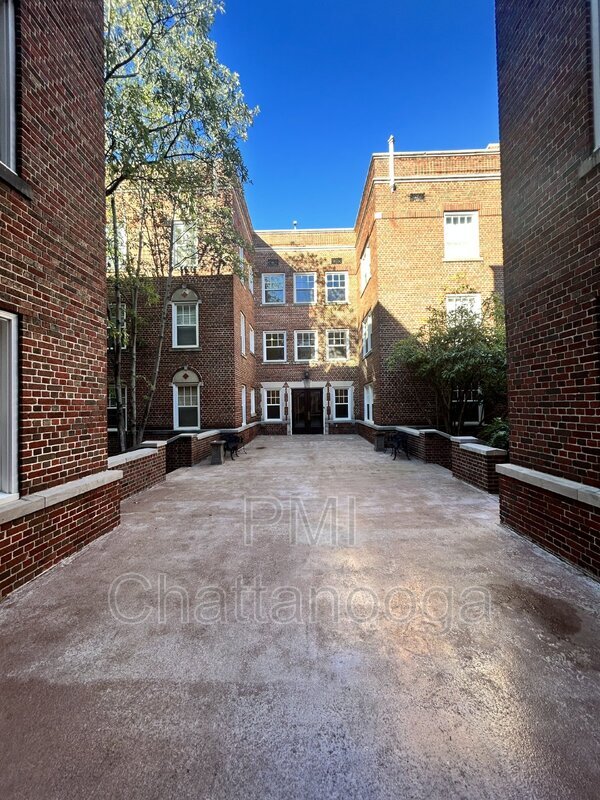 Building Photo - 318 Walnut St