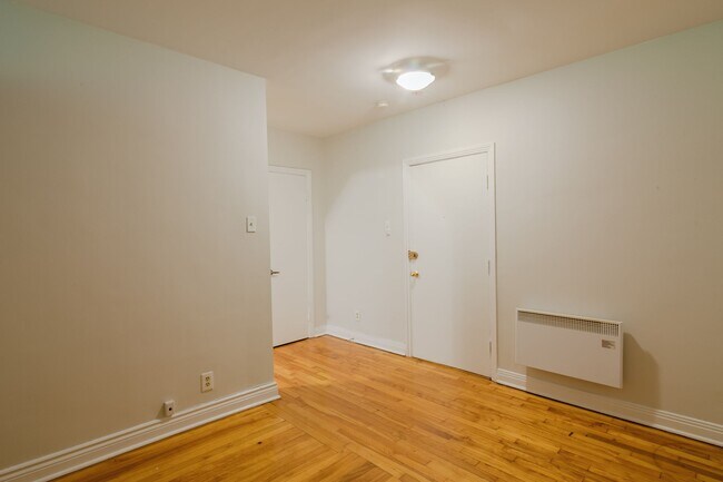 Photo du bâtiment - 4505 Dupuis Avenue 4505 Avenue Dupuis