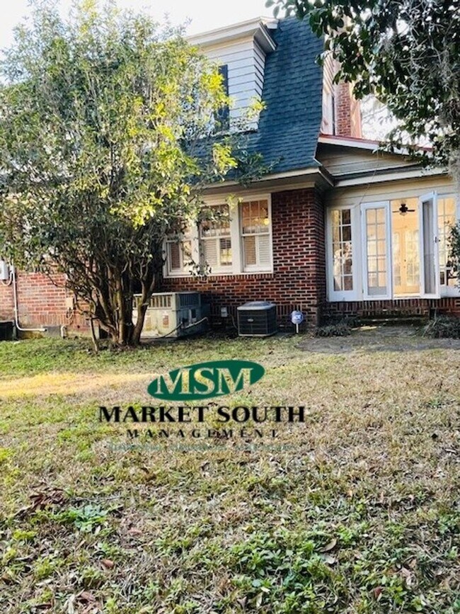 Building Photo - 3 Bedroom Beauty Loaded With Charm & Character