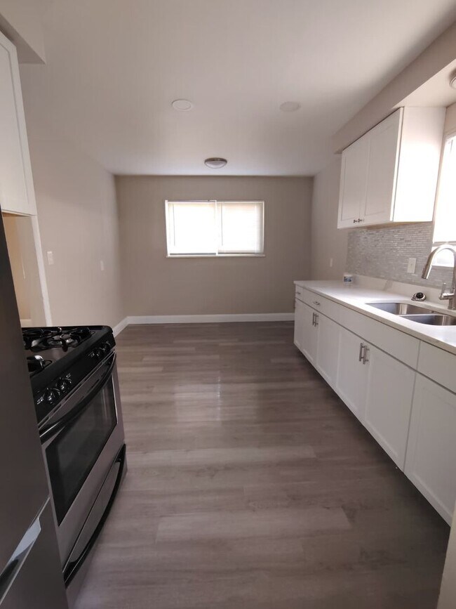 Building Photo - Cute 3 Bedroom Ready for you