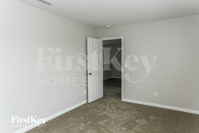 Foto del edificio - 220 Hidden Lakes Rd