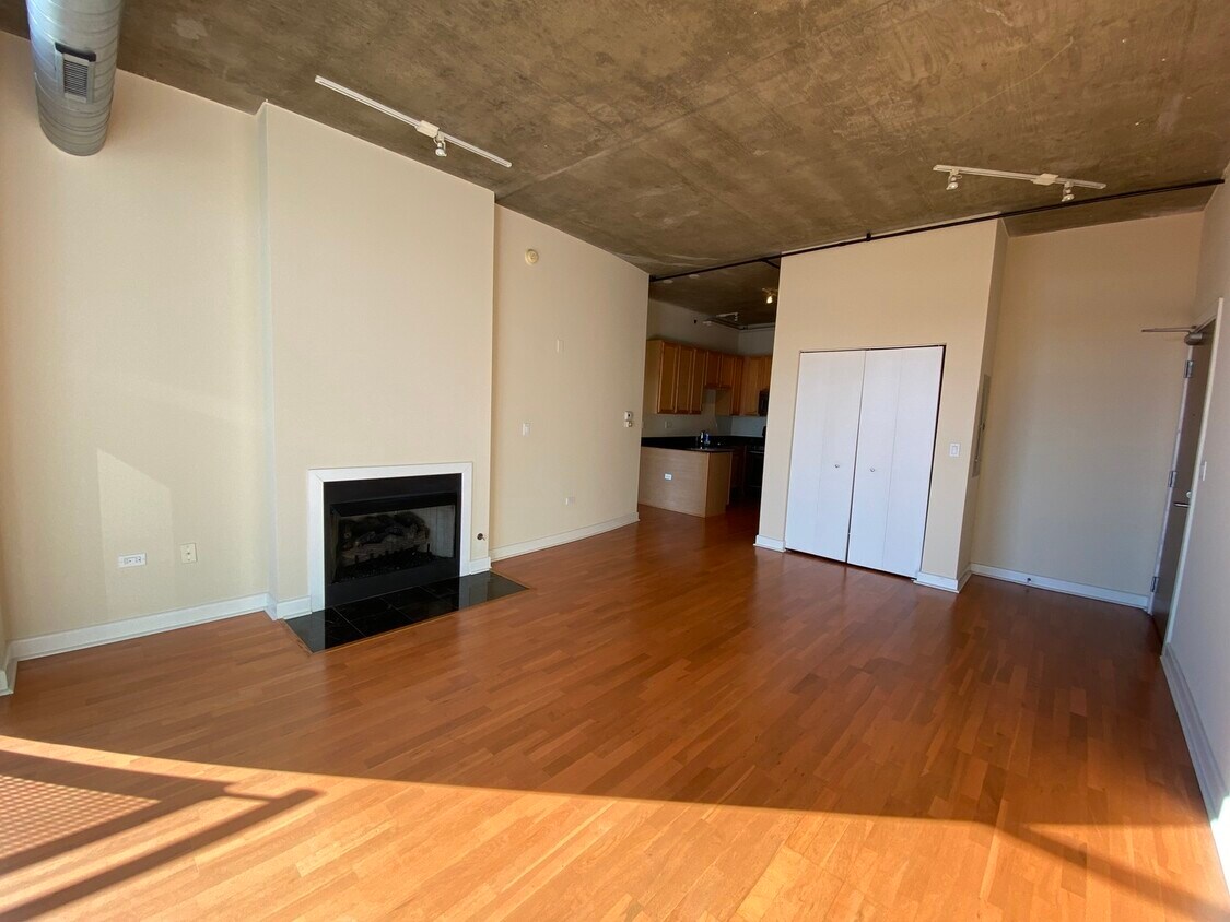 Primary Photo - 1305 S Michigan Ave