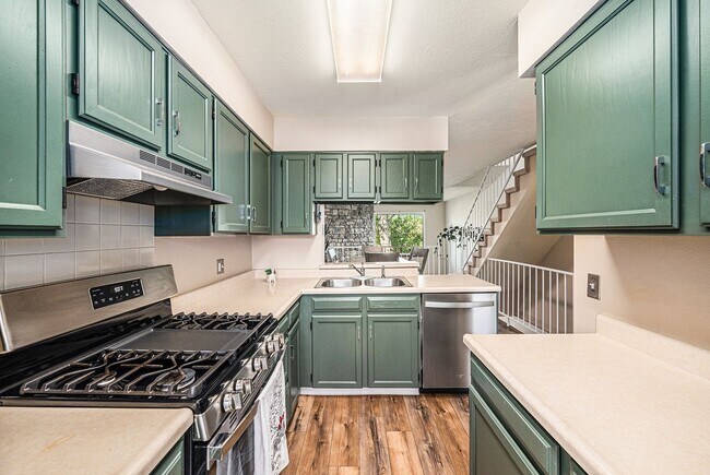 Foto del edificio - Aug 2025 - 2 Bedroom 1.5 Bathroom Townhome...