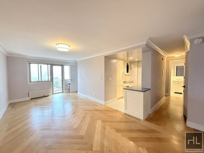 Building Photo - Renovated 2 bed 1 bath with washer and dryer - WEST 93 STREET