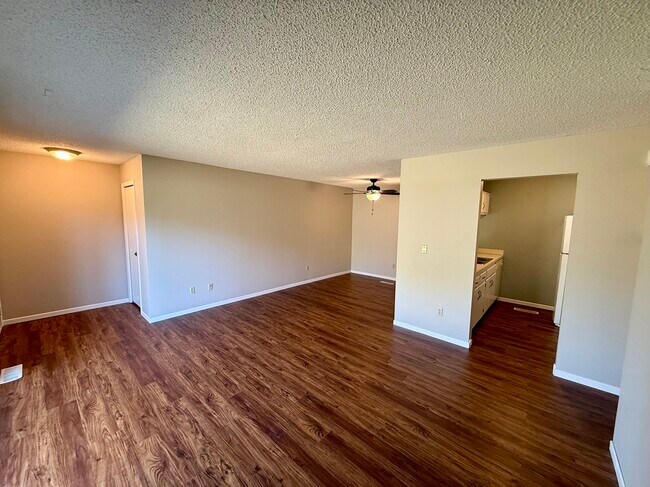 Foto del edificio - 8856 Jasmine Ln