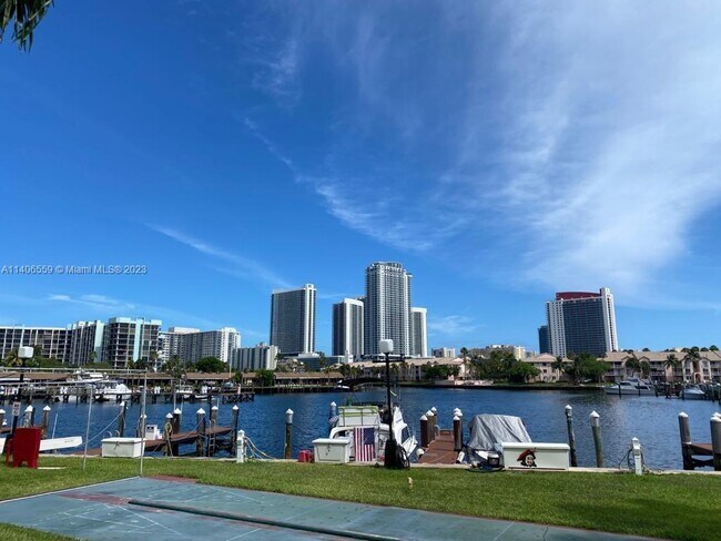 Foto del edificio - 500 Three Islands Boulevard