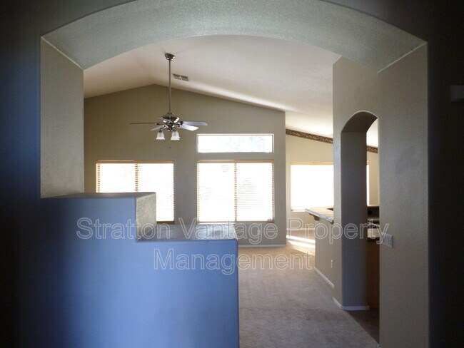 Building Photo - 1123 E Devon Dr