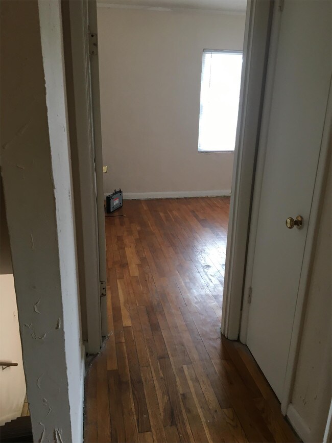 Building Photo - 436 Robertson St