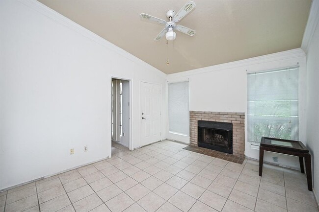 Building Photo - 3900 Woodchase Dr