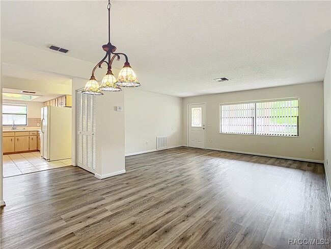 Building Photo - 1237 N Lion Cub Point