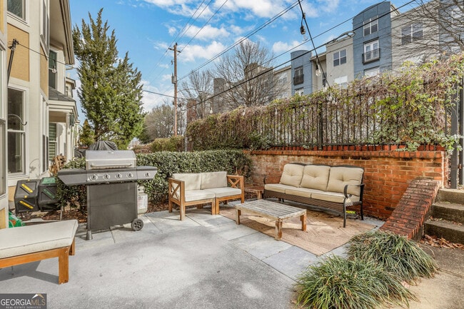 Foto del edificio - 375 Highland Ave NE