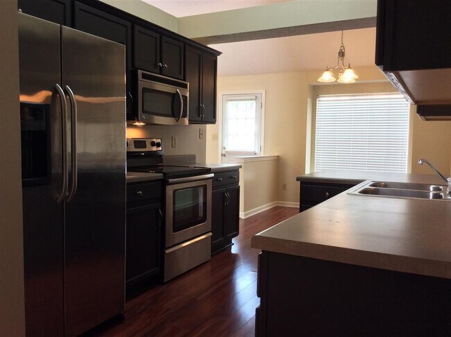 Foto del edificio - Beautiful 3BR/2ba home offering almost 170...