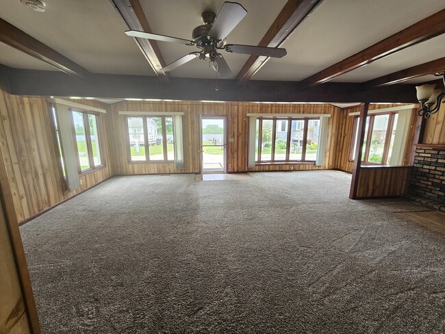 Building Photo - 8150 N Thorsen Ln
