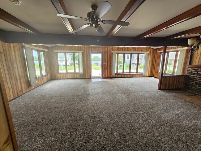 Foto del edificio - 8150 N Thorsen Ln