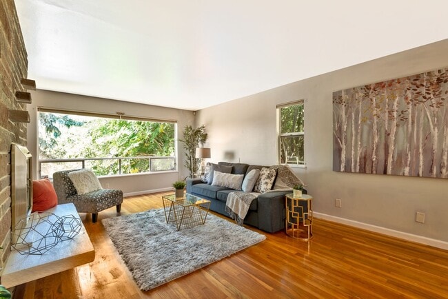 Building Photo - Spacious 3 Bed, 2.75 Bath Seward Park Home!