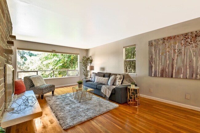 Foto del edificio - Spacious 3 Bed, 2.75 Bath Seward Park Home!