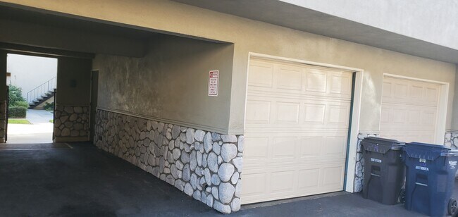 Building Photo - 16601 Regina Cir