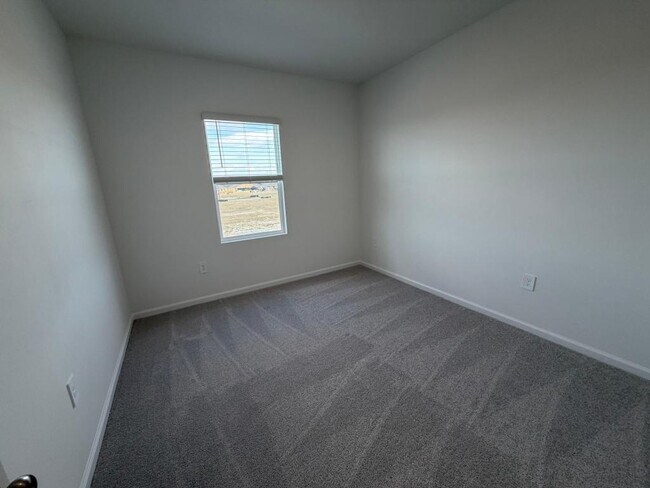 Foto del edificio - 5151 Loyalty Dr