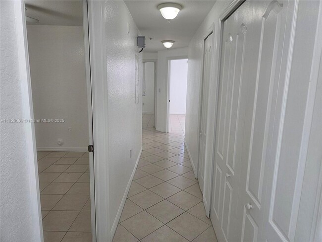Foto del edificio - 8858 W Flagler St