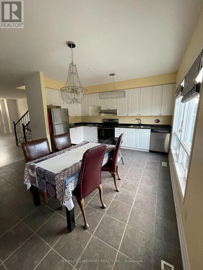 Photo du bâtiment - 74 Bassett Ave