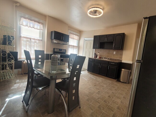Kitchen - 188 Russ St