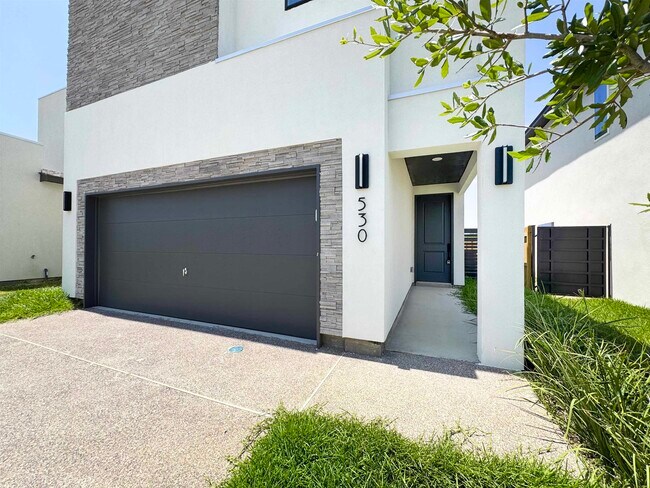 Foto del edificio - 530 Silvana Dr